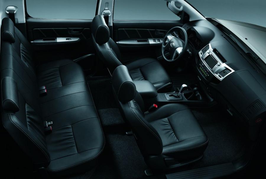  Toyota HiLux Invincible 2013 года  (фото 2 из 15)
